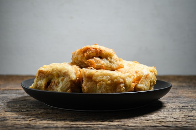 Gorengan of gebakken tofu is een soort gefrituurd voedsel gemaakt van tofu en gevuld met taugé