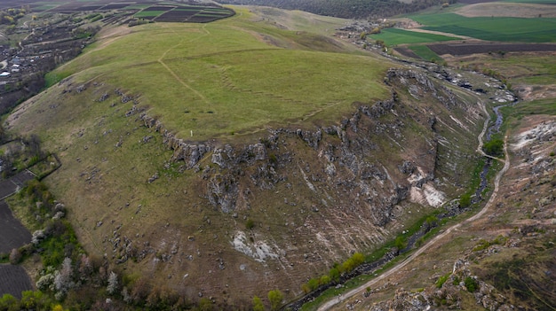 モルドバのトリンカ村の近くの2つのトルトルの間の峡谷