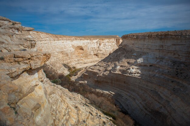 干ばつの時代のイスラエルの砂漠の峡谷。