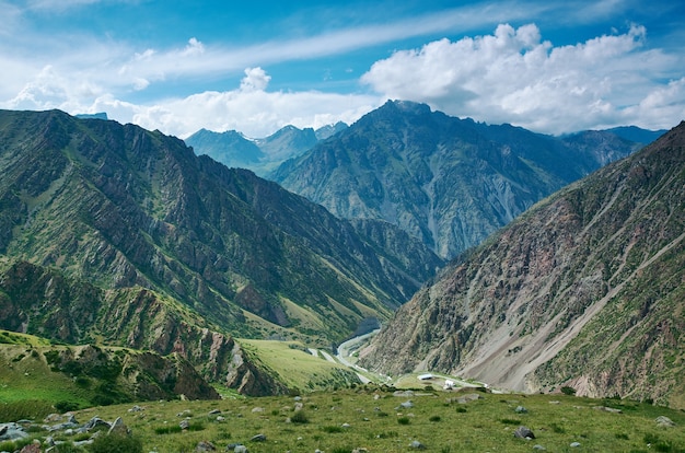 Gorge Kara balta, weg naar Too-Ashuu pas 3150m, route van Bishkek naar Osh. Kirgizië,
