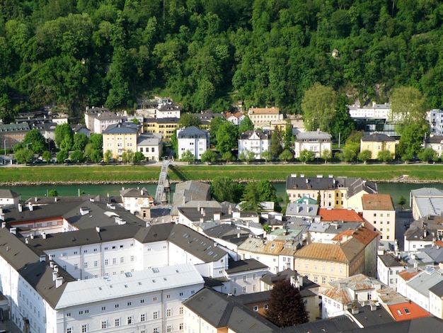 Splendida architettura lungo il fiume salzach di salisburgo, in austria Foto Premium