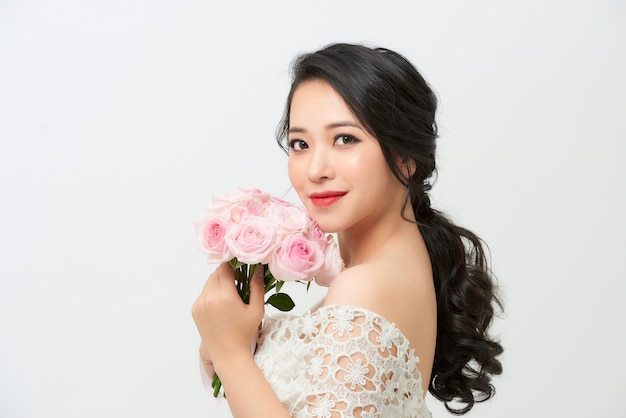 Splendida sposa asiatica in abito bianco di lusso