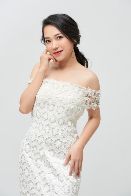 Великолепная азиатская невеста в белом роскошном платье