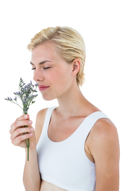 Foto fiori odoranti della donna bionda splendida