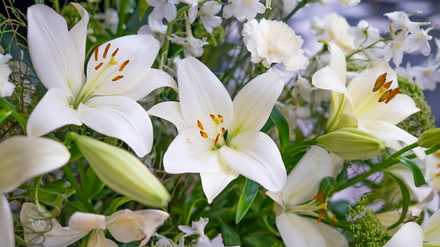 白いユリとカーネーションの花のゴージャスな花束。