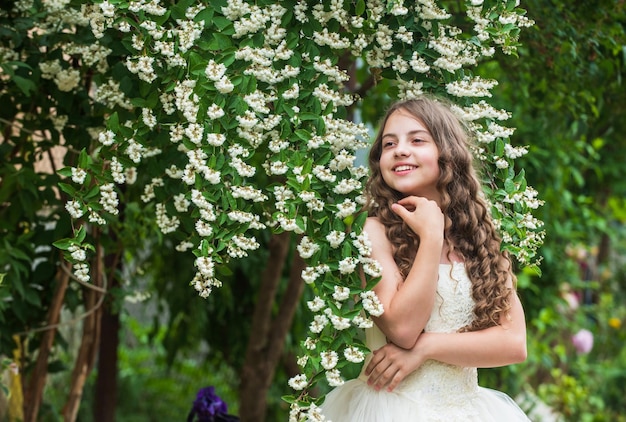 Великолепная невеста девушка белое платье цветы цветущий фон концепция свадебного декора