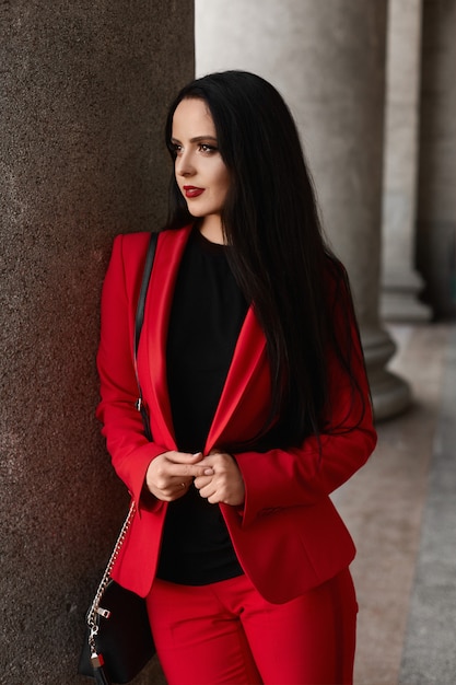 Foto splendida donna bruna in un vestito rosso