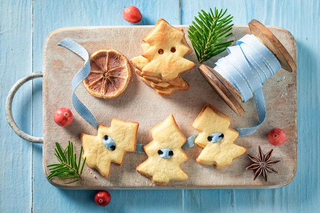 Gorgeous butter cookies chain as unique decorations