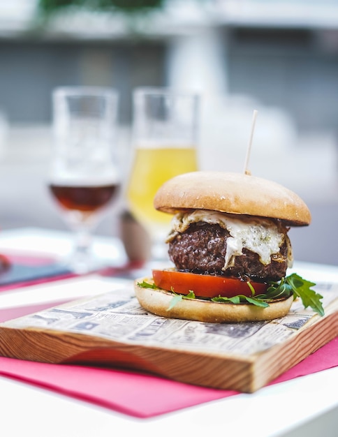 Hamburger di formaggio stupendo con uovo fritto