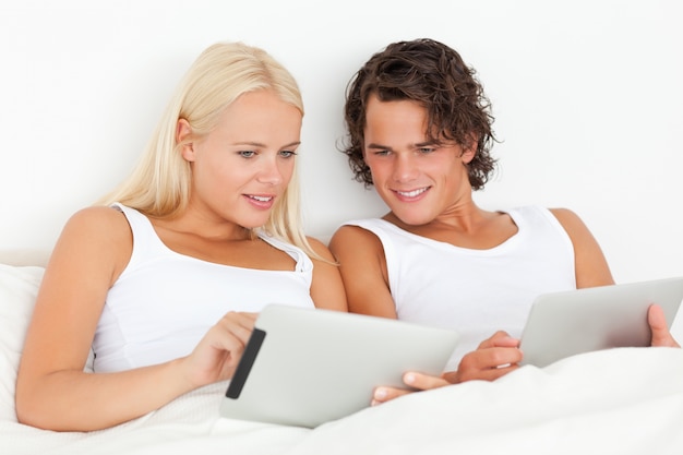 Photo gorgeous couple using tablet computers