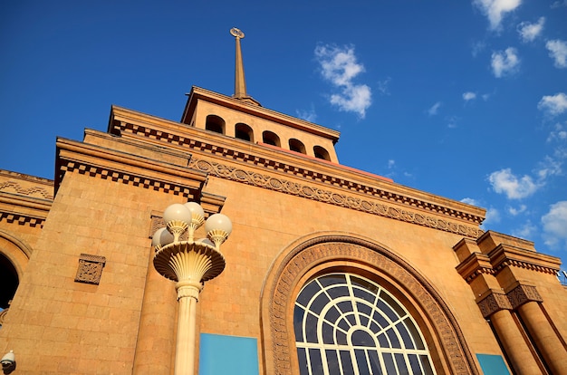 Splendida facciata della stazione ferroviaria centrale di yerevan contro il cielo blu vivido, yerevan, armenia