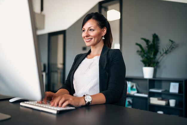 Photo gorgeous female administrator working.