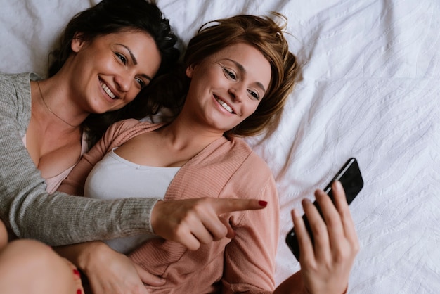 Bellissimi amici che chiacchierano in camera da letto. il concetto di migliore amico.