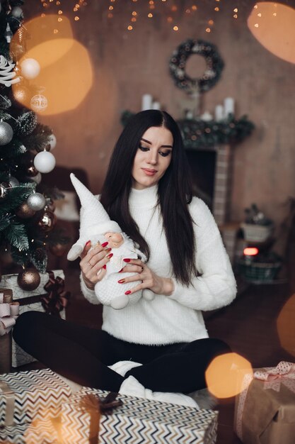 Splendida ragazza con lunghi capelli scuri con piccola nana bianca