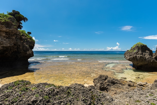 Великолепный скрытый пляж, коралловая платформа, мелкое море, прибрежные скалы. Остров Ириомотэ.