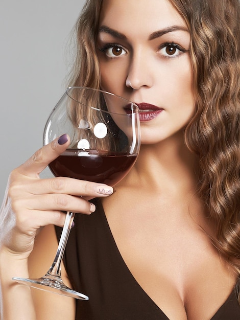 Photo gorgeous lady drinking wine