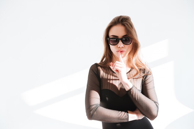 Photo gorgeous lady wearing sunglasses make silence gesture