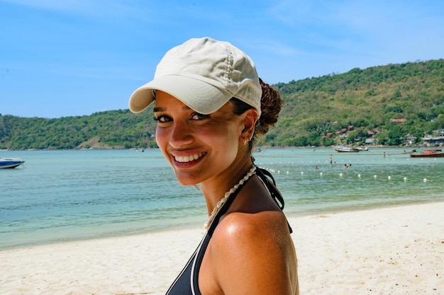 写真 笑顔でビーチを楽しむ豪華なレバノンの若い女性