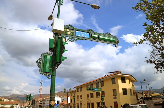 페루의 쿠스코의 주요 도로 인 Avenida El Sol의 화려한 구식 도시 표지판 및 교통 신호