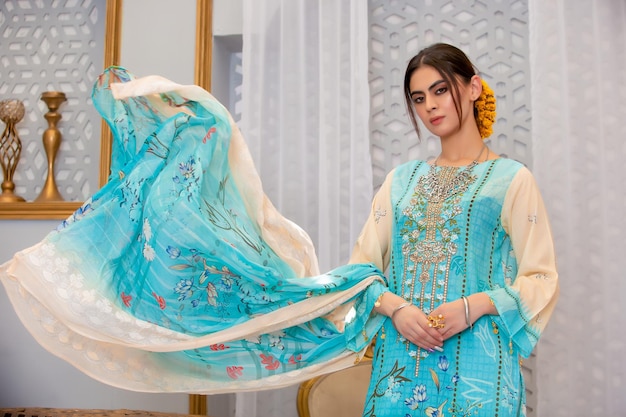Великолепная пакистанская девушка машет Дупаттой для модной фотосессии