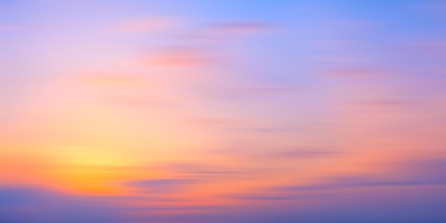 豪華なパノラマの夕暮れの空と朝の背景の動きの雲