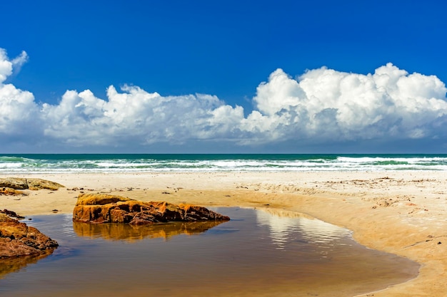 사진 바야의 남쪽 해안에 있는 세라 그란데 마을에 있는 화려한 페 데 세라 해변.