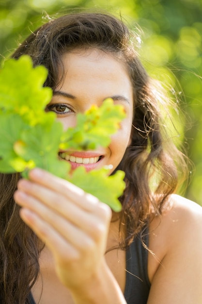 Foto brunette sorridente splendido che tiene un foglio