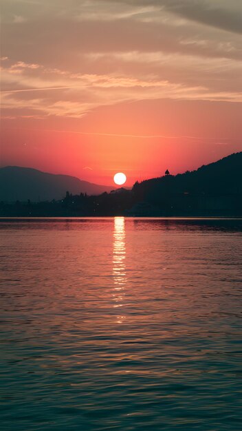 Foto splendido tramonto sul lago di ginevra atmosfera pacifica e serena carta da parati mobile verticale