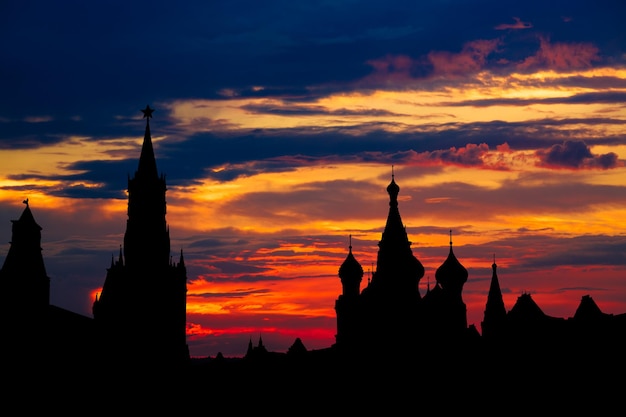 Splendido tramonto sul centro storico di mosca, la piazza rossa e la silhouette della torre del cremlino