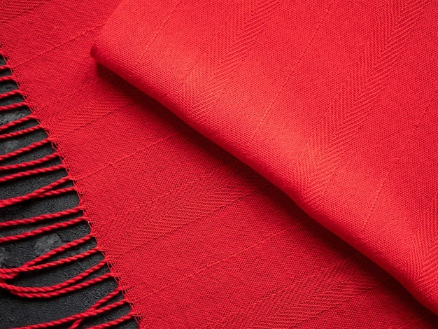 Foto splendido scialle sottile tessuto a mano di colore rosso intenso con strisce strutturate accattivanti e frange da vicino