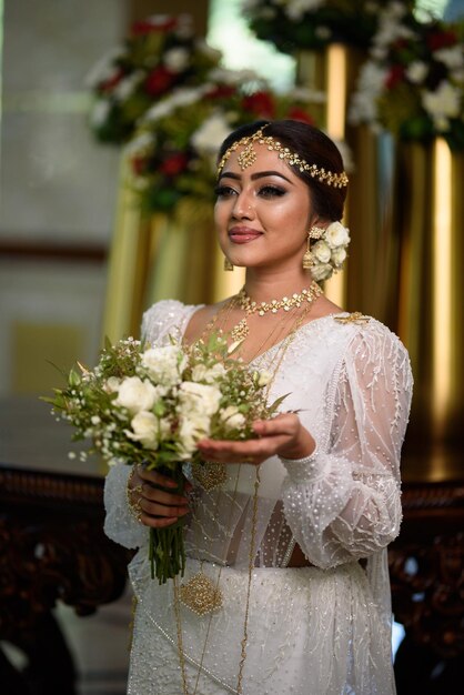 Photo gorgeous traditional sri lankan bride in traditional dress and jewelry