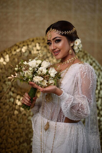 Photo gorgeous traditional sri lankan bride in traditional dress and jewelry