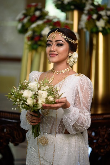 Photo gorgeous traditional sri lankan bride in traditional dress and jewelry