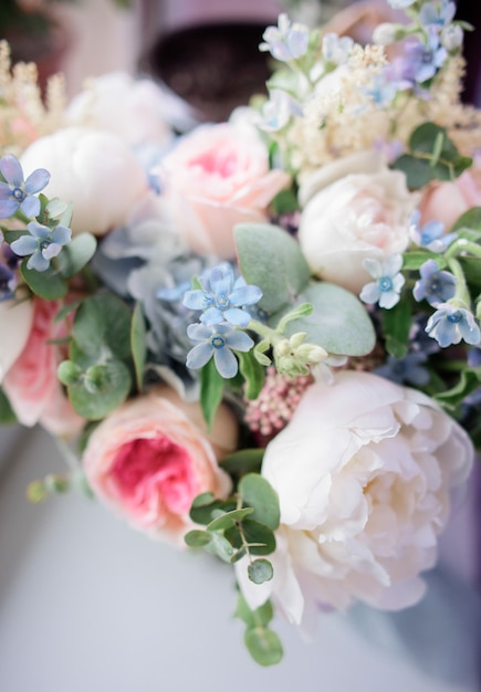 写真 白とピンクの花で作られた華やかな結婚式の花束