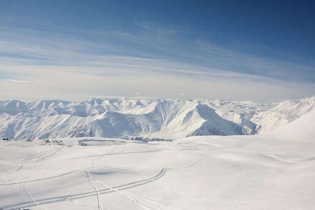 写真 雪のゴージャスな冬の風景に覆われたグダウリの山