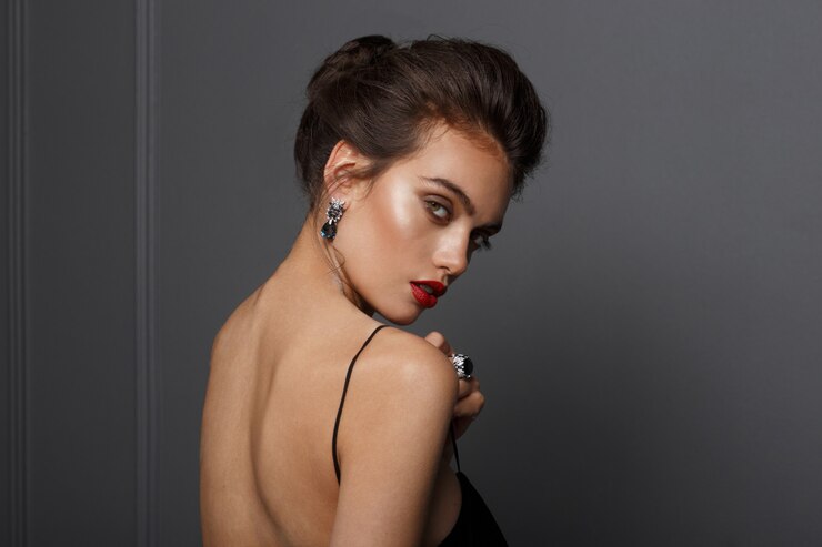 Photo gorgeous woman in a black dress with bare back