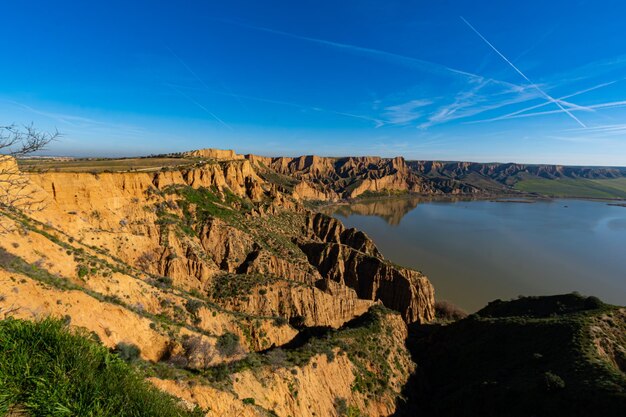 Photo gorges canyons next to lake old west barrancas de burujon toledo spain