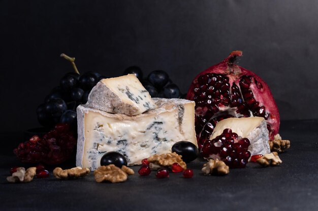 Gorgonzola blauwschimmel kaas met granaatappel, druiven en noten.