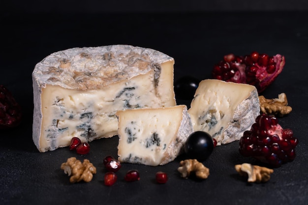 Gorgonzola blauwschimmel kaas met granaatappel, druiven en noten.