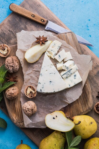 Итальянский сыр с плесенью Gorgonzola picant, изготовленный из не обезжиренного коровьего молока на севере Италии. Кусок сыра с голубой плесенью данаблу, рокфор с грушей и грецкими орехами