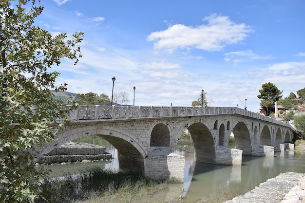 박물관 도시 베라트에 있는 고리차 다리. 알바니아에서 가장 오래된 다리 중 하나입니다.