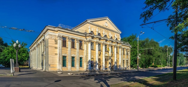 Gorky Theater of Russian Drama op een zonnige zomerochtend