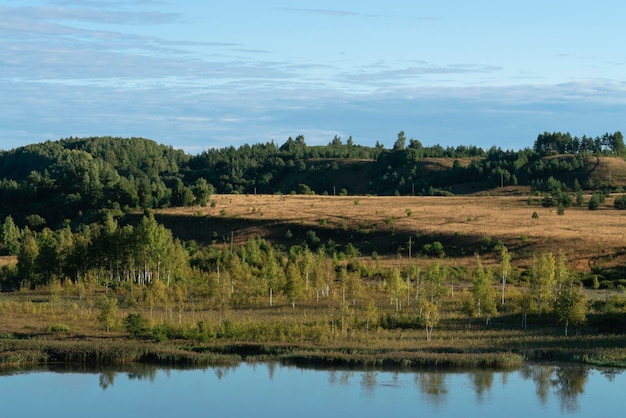 Gorodishchenskoe Lake in Malskaya Valley op een zonnige zomerochtend Izborsk Pskov regio Rusland