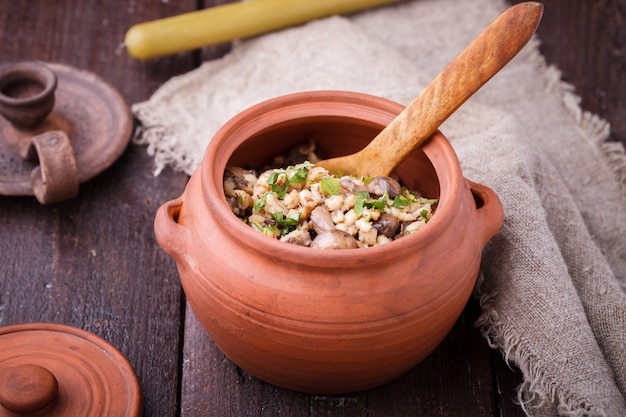 Gortpap met champignons in een aarden pot