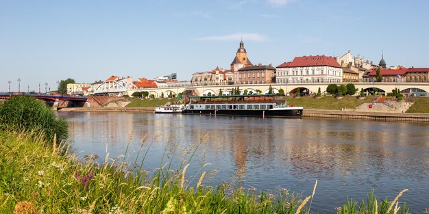 Photo gorzow wielkopolski town city panorama at river warta in poland