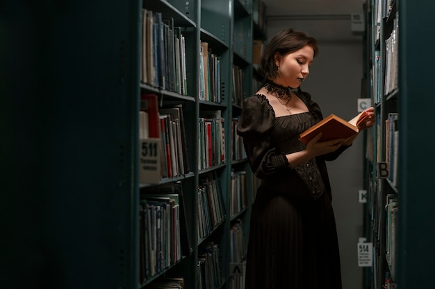 写真 学校の図書館にいるゴス学生