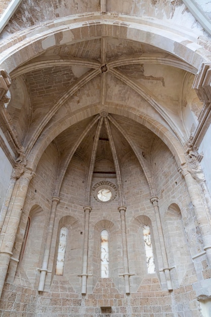 Photo gothic apse and altar in monasterio de piedra