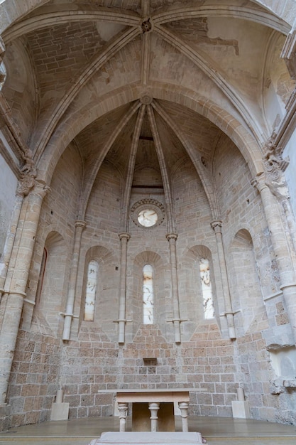 Photo gothic apse and altar in monasterio de piedra