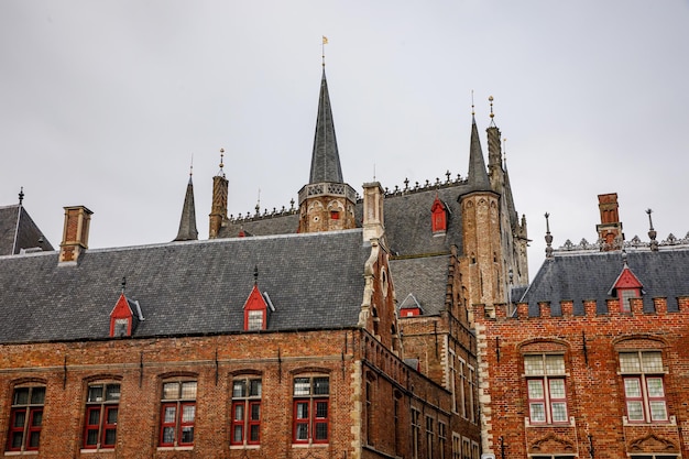 Photo gothic architecture palace spiers in bruges belgium