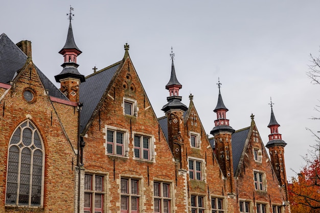 Photo gothic architecture palace spiers in bruges belgium